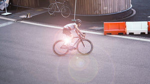 Zomerse fietssokken voor heren en dames. Hoog model van fijn en functioneel materiaal. Ademend, sterk vocht afvoerend en antibacterieel. Wielersok met perfecte pasvorm.